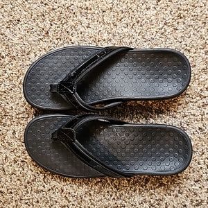 Vionic Tide II Black Flip Flops w/ Patent Leather strap Size 7